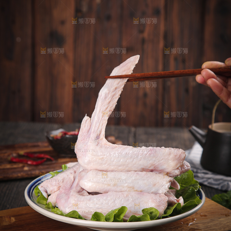 盘里装着生鸭翅