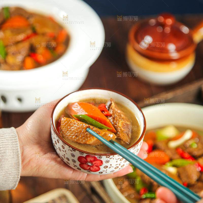 深底上的铁锅炖大鹅