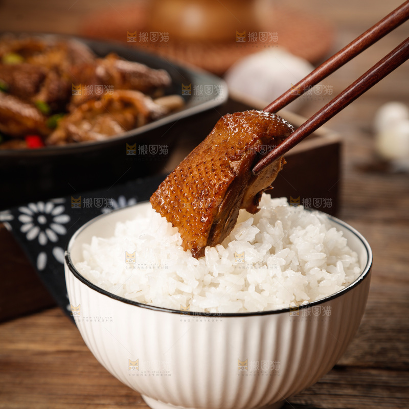 深底上的炖鹅肉