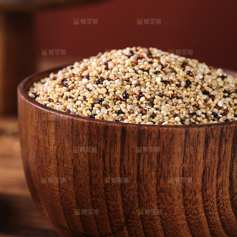 深底上的三色藜麦