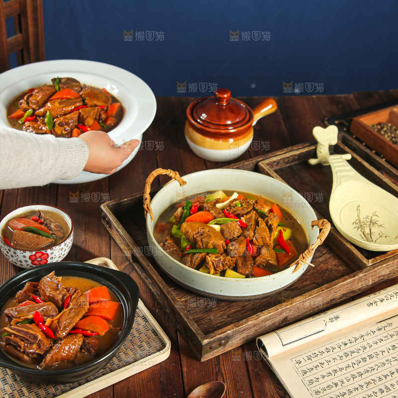深底上的铁锅炖大鹅