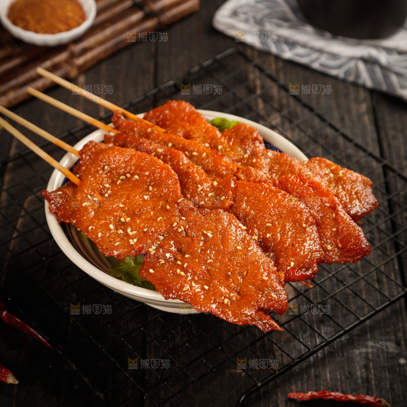 深底上的烤好的里脊肉