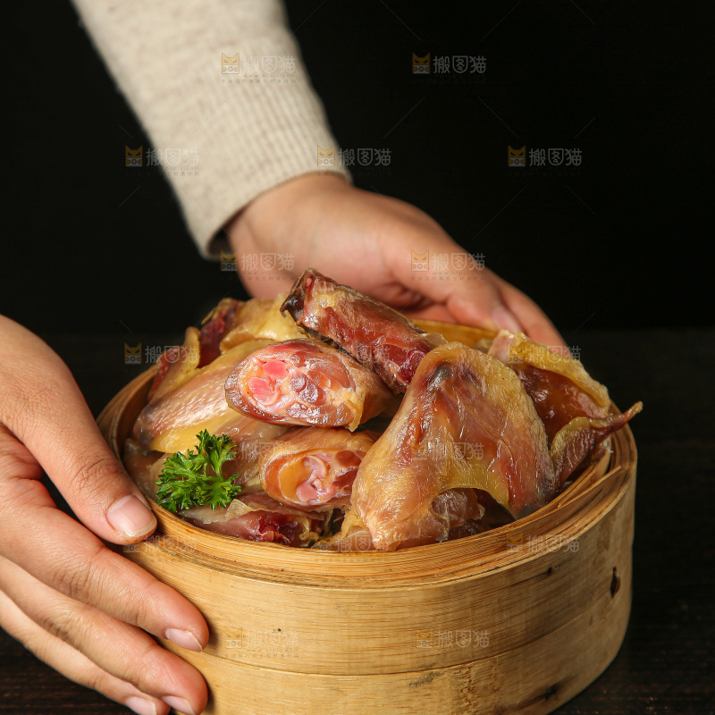 深底上的腊鸡