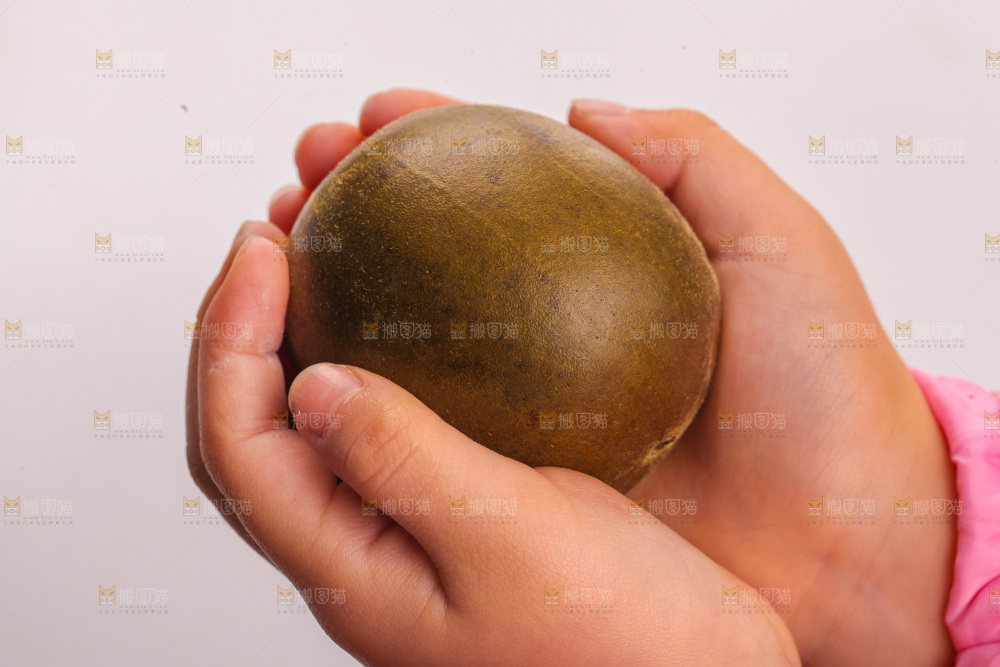 白底上的罗汉果