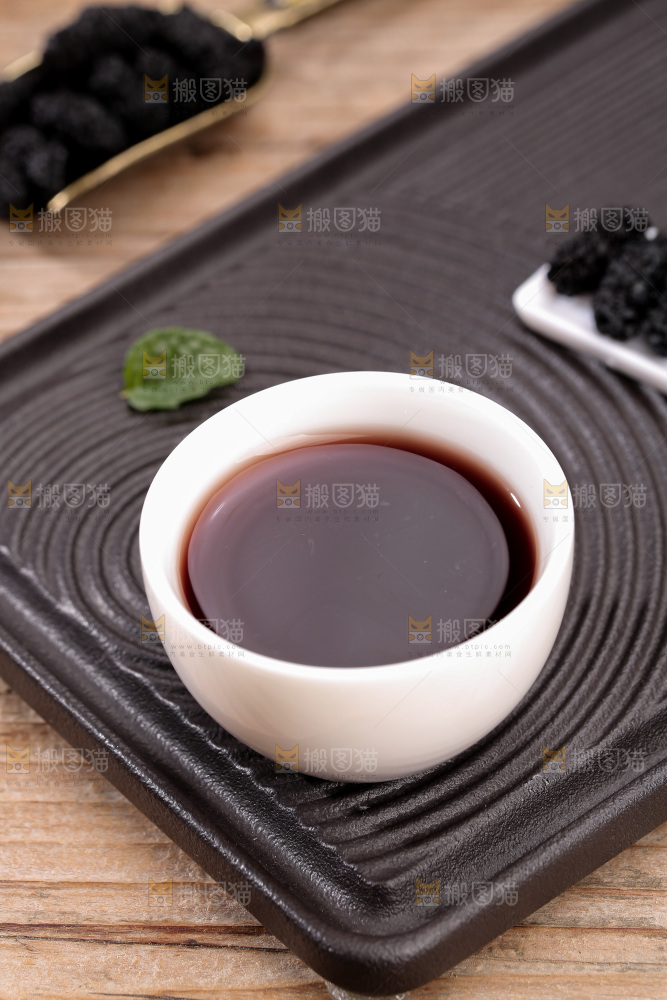 深底上的桑葚干