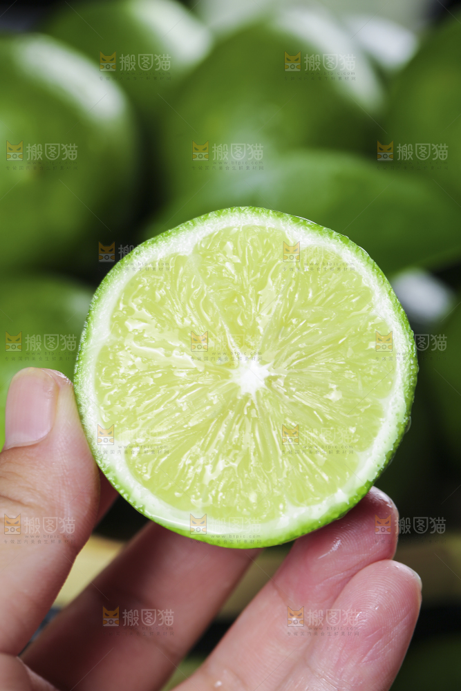 深底上的香水柠檬