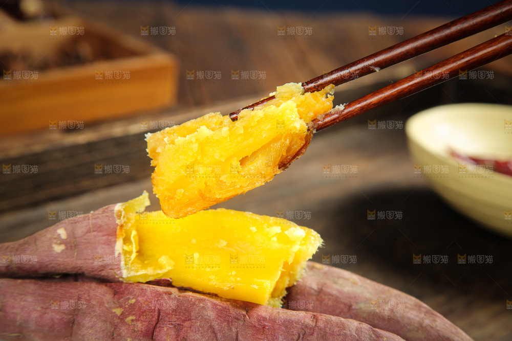深底上的烤熟红瑶蜜薯