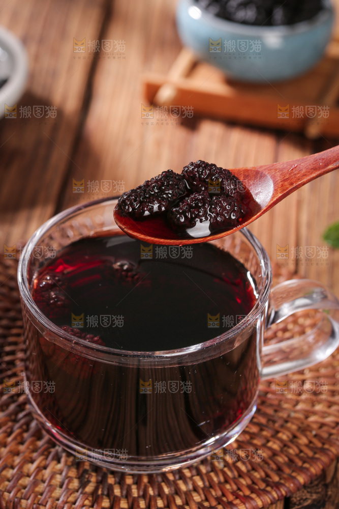 深底上的桑葚干