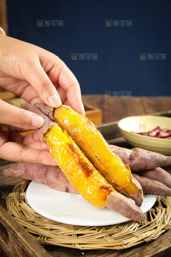 深底上的烤熟红瑶蜜薯