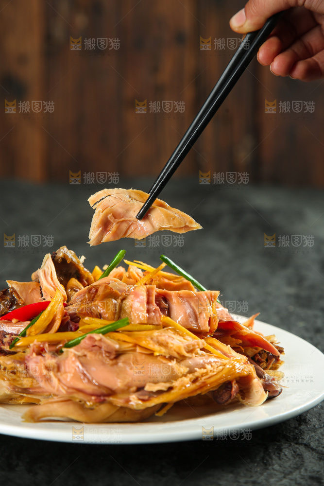 深底上的风干鸡菜品