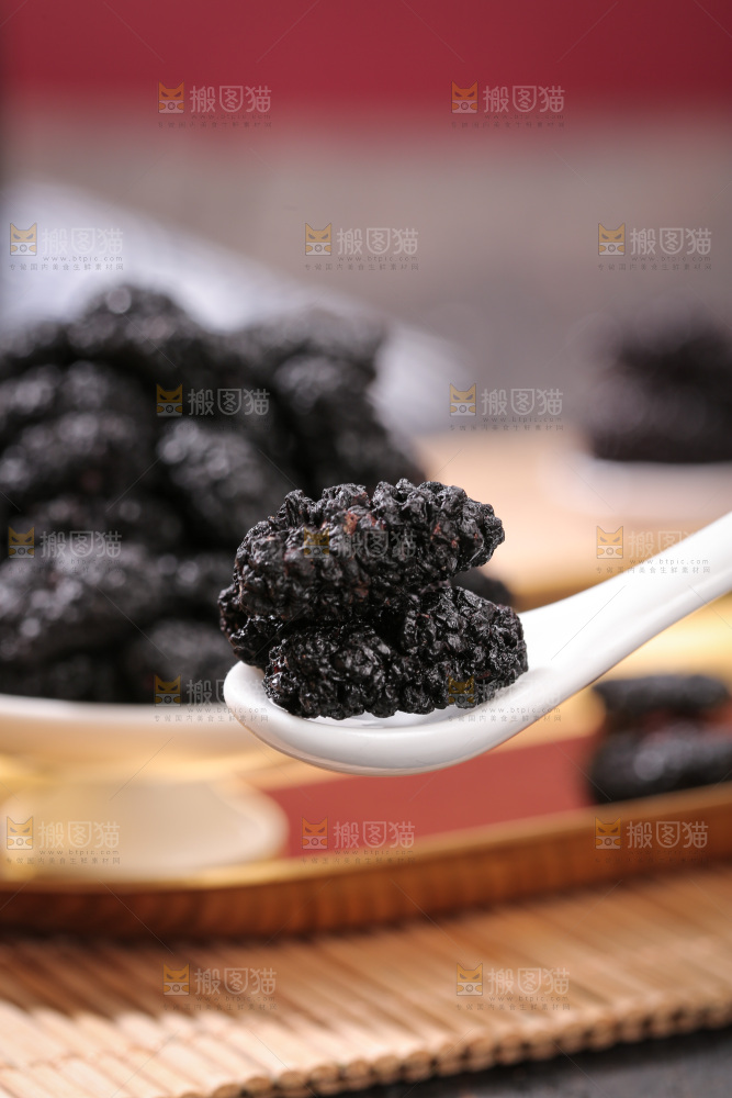 深底上的桑葚干