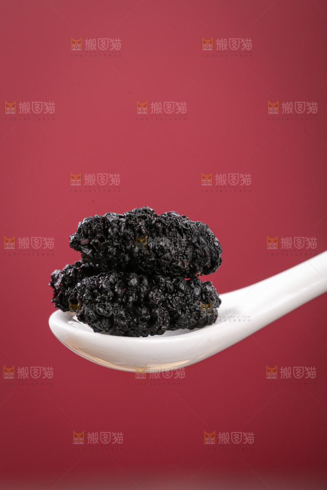 深底上的桑葚干