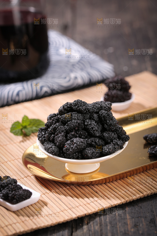 深底上的桑葚干