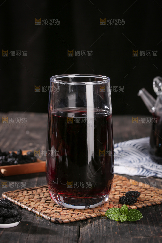 深底上的桑葚干
