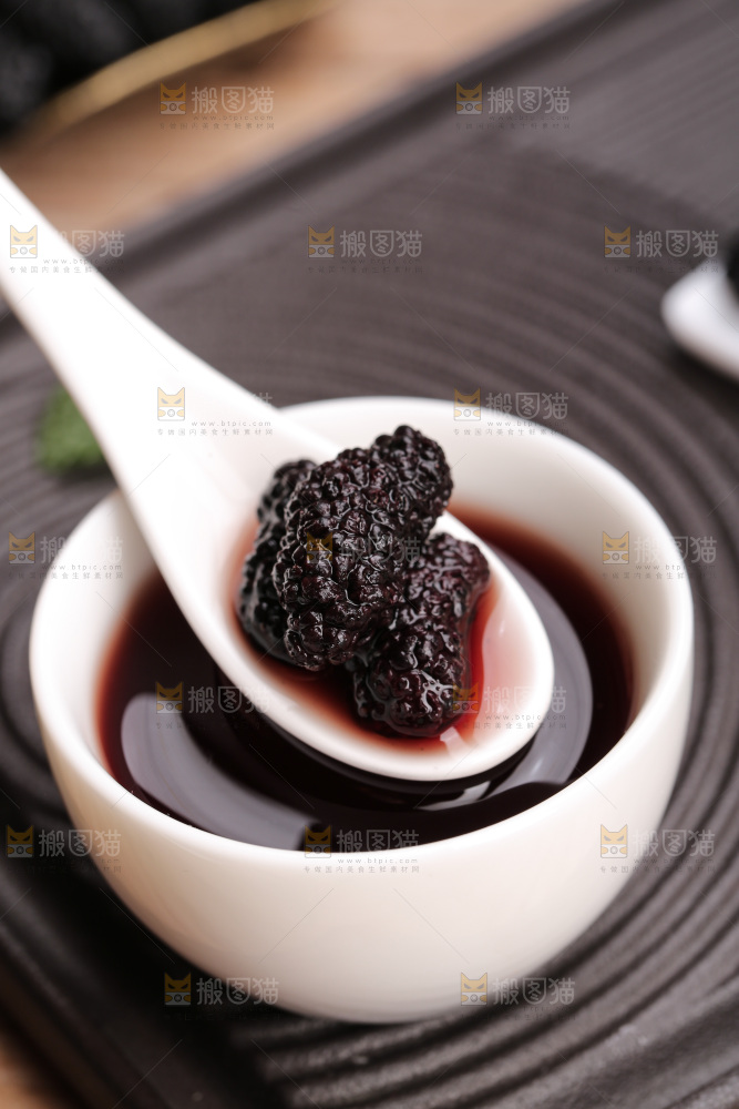 深底上的桑葚干