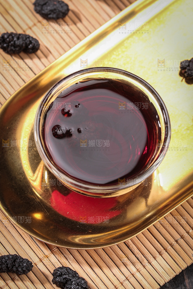 深底上的桑葚干