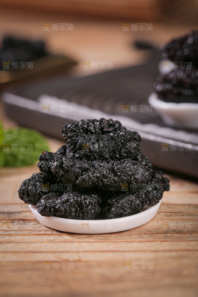 深底上的桑葚干
