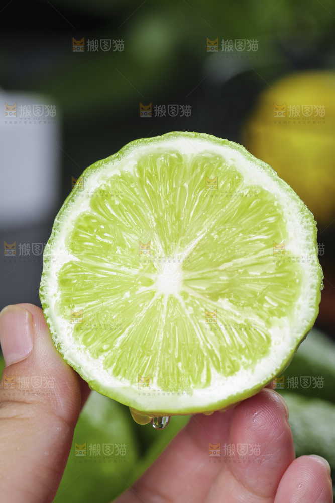 深底上的香水柠檬