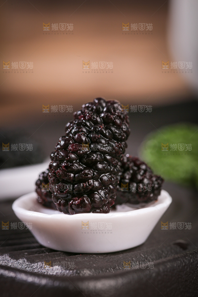 深底上的桑葚干
