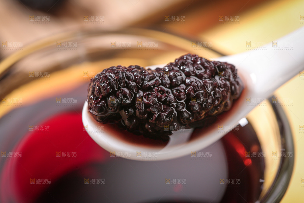 深底上的桑葚干