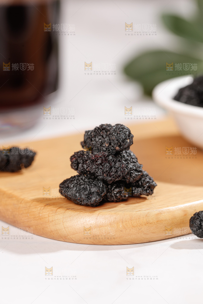 浅底上的桑葚干