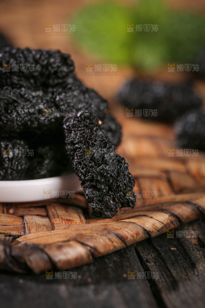 深底上的桑葚干