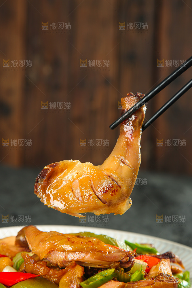 深底上的风干鸡菜品