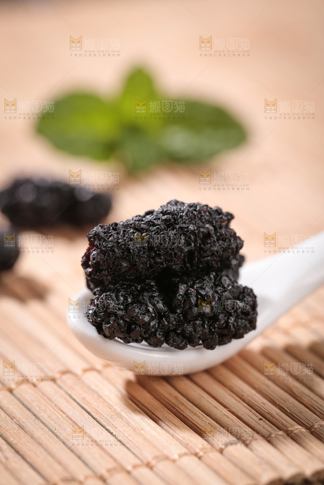 深底上的桑葚干