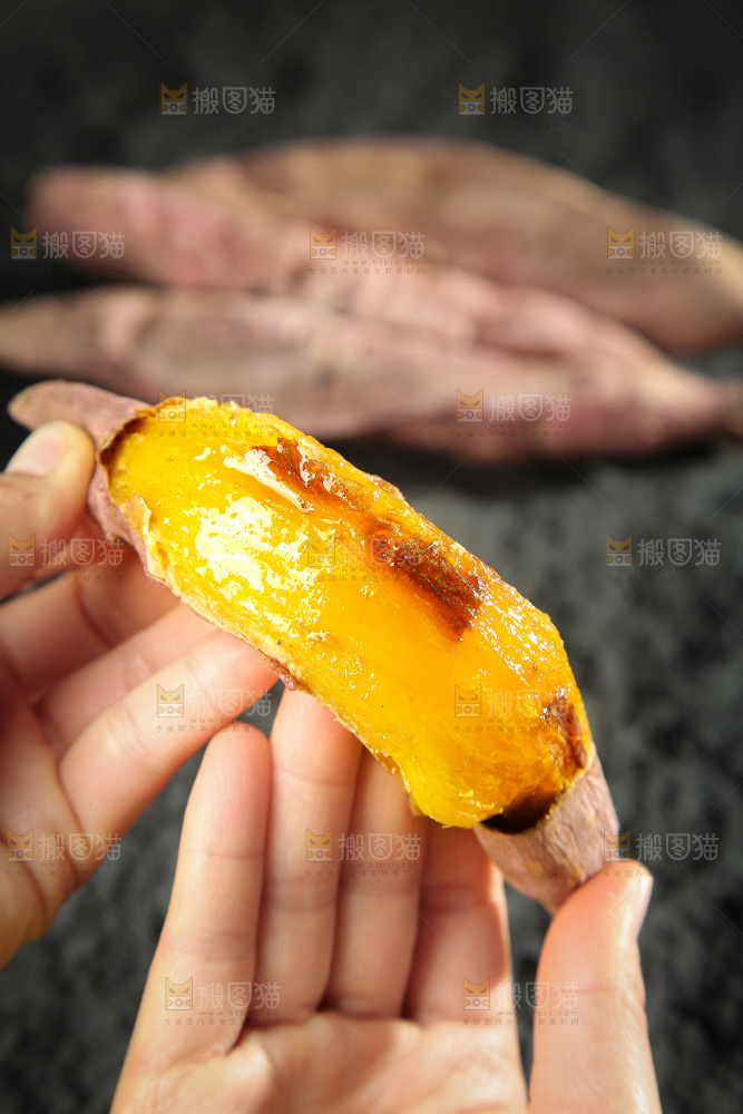 深底上的烤熟红瑶蜜薯