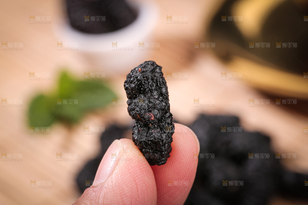 深底上的桑葚干