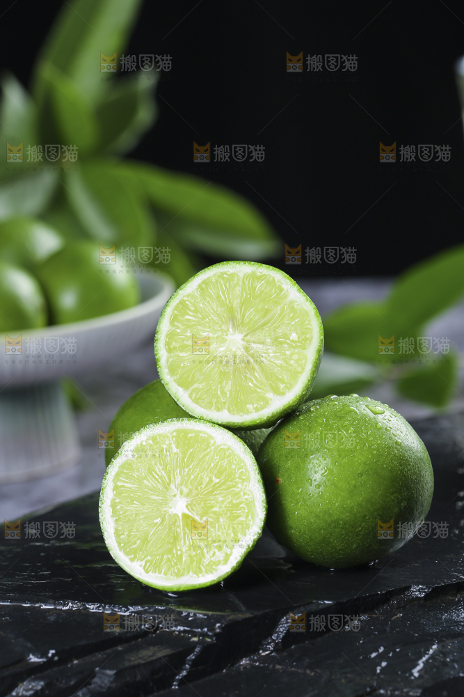 深底上的香水柠檬