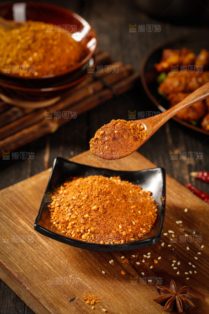 深底上的蘸料