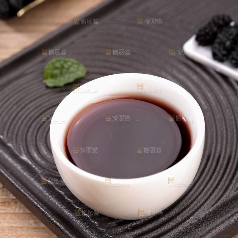 深底上的桑葚干