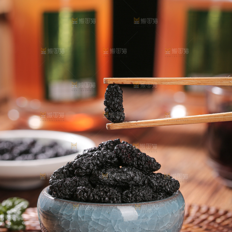 深底上的桑葚干