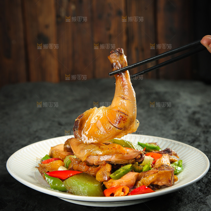 深底上的风干鸡菜品