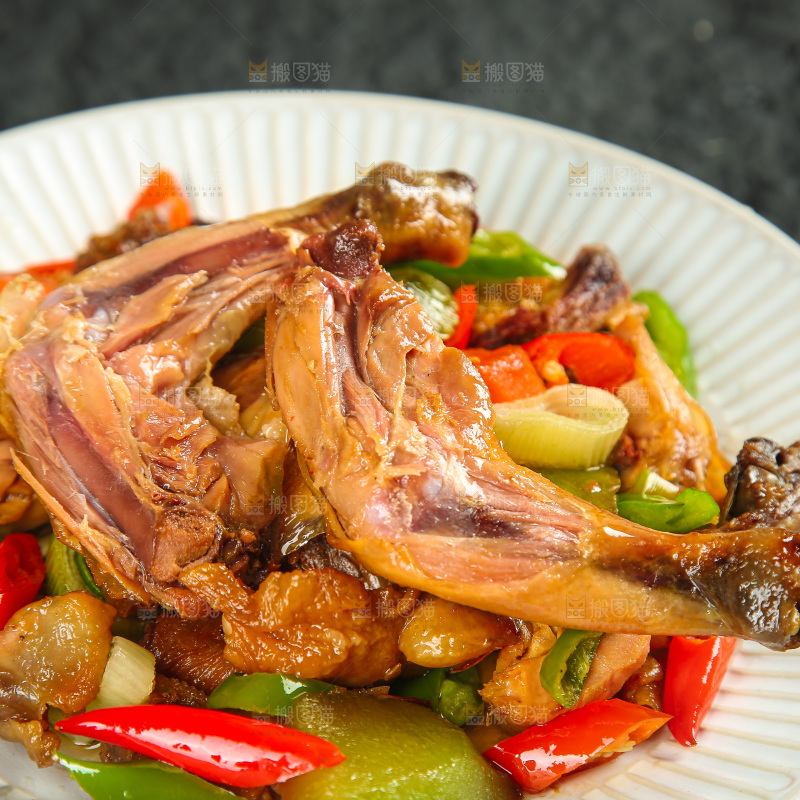 深底上的风干鸡菜品