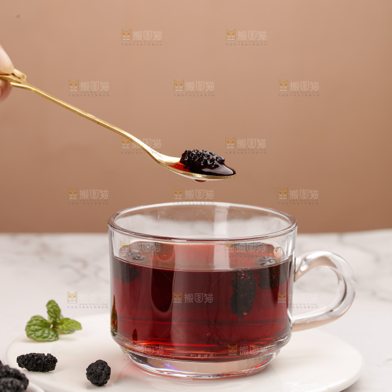 浅底上的桑葚干