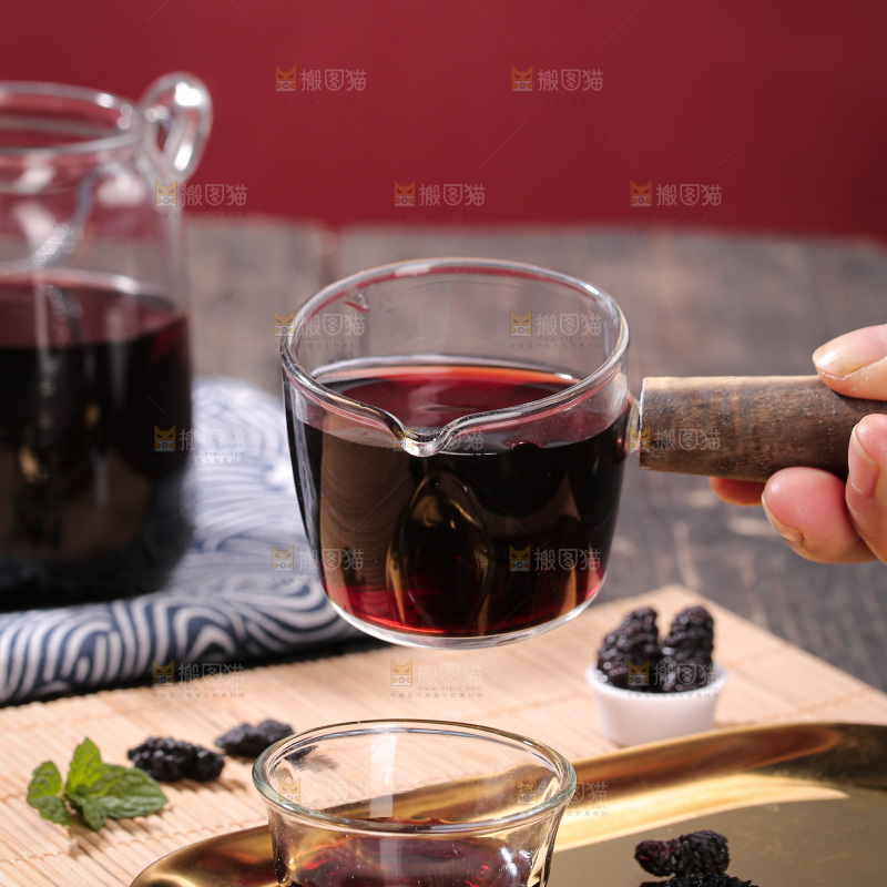 深底上的桑葚干
