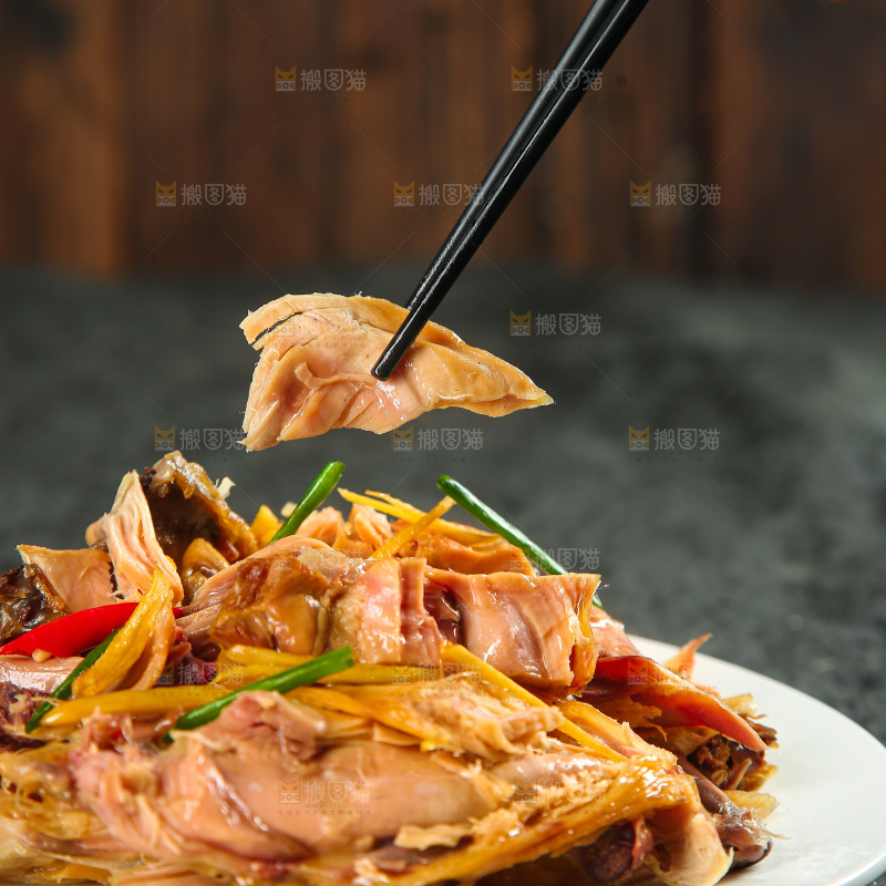 深底上的风干鸡菜品