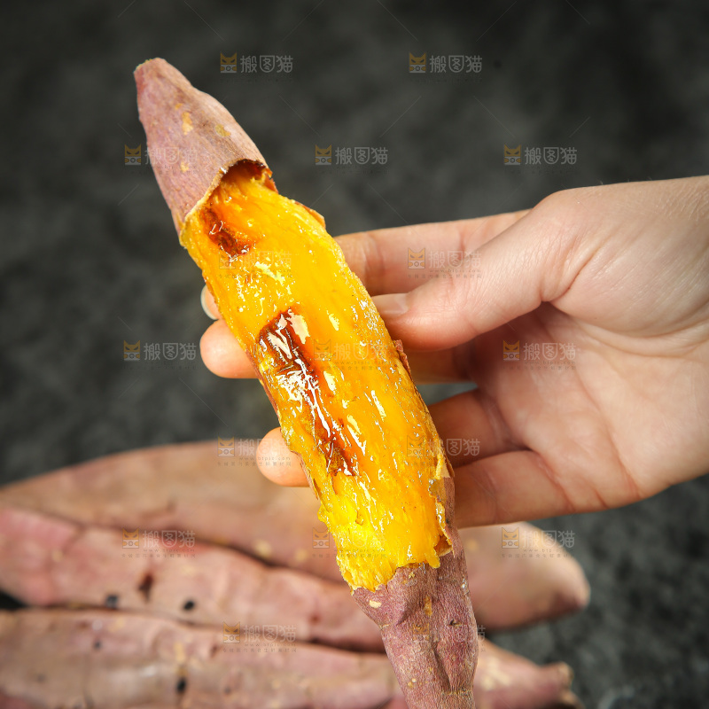 深底上的烤熟红瑶蜜薯