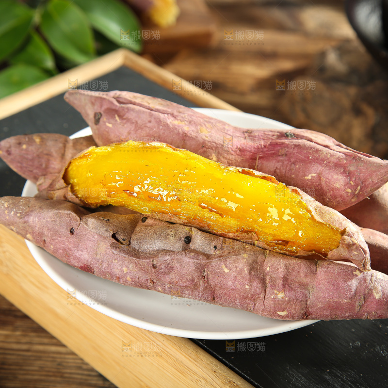 深底上的烤熟红瑶蜜薯