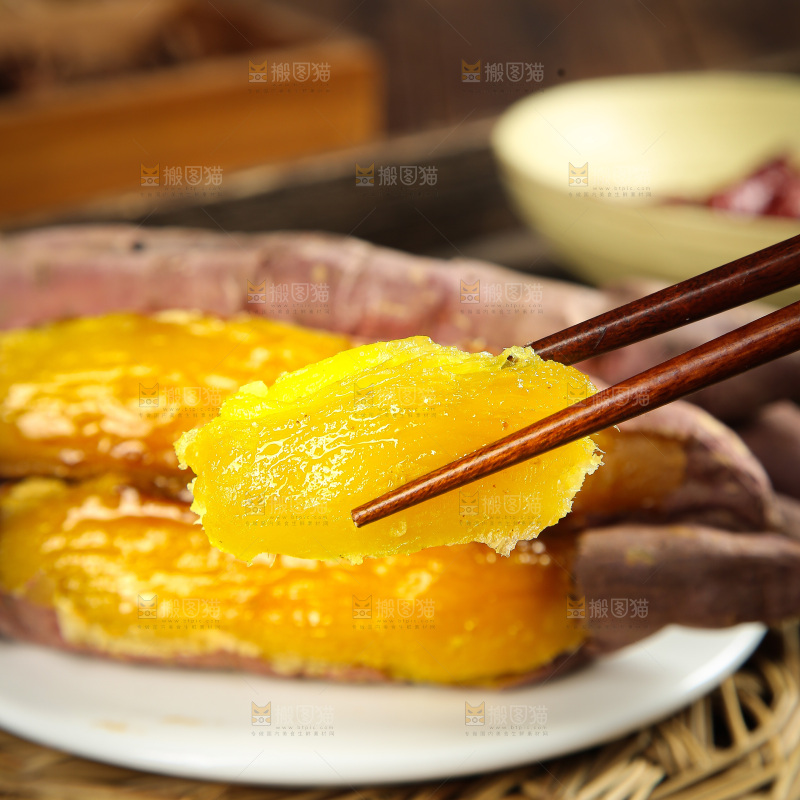 深底上的烤熟红瑶蜜薯