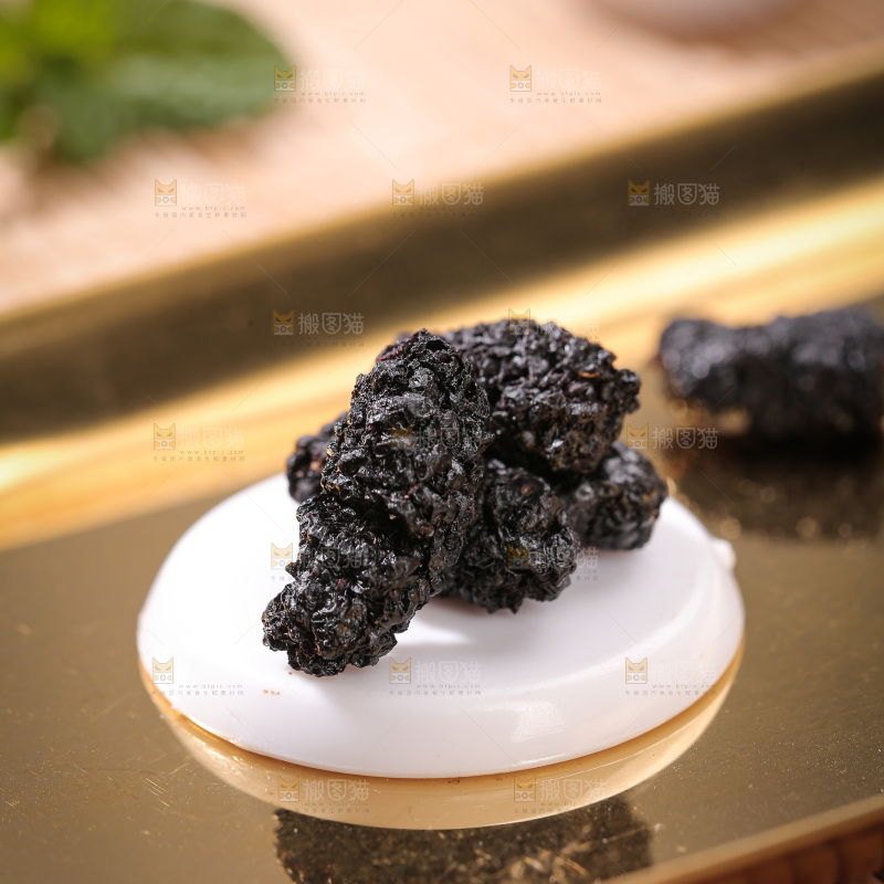 深底上的桑葚干