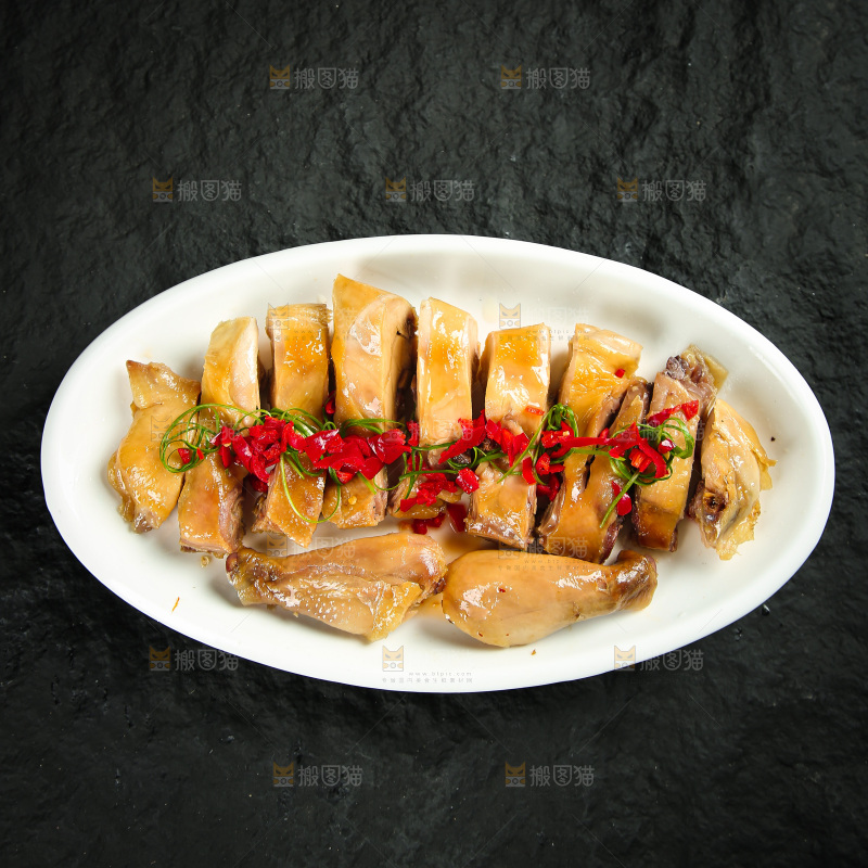 深底上的风干鸡菜品