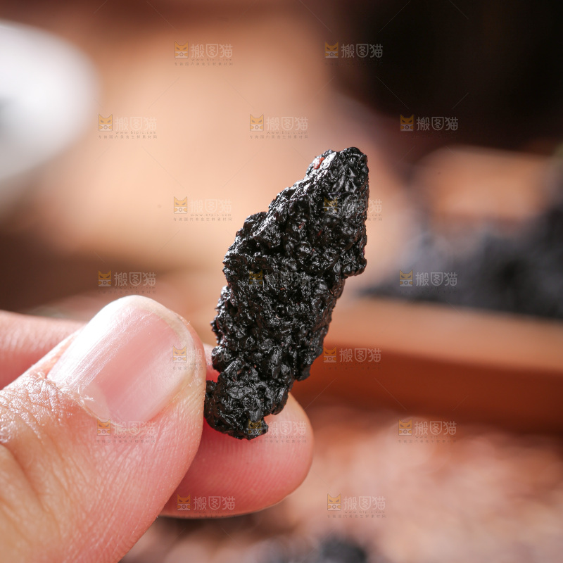 深底上的桑葚干