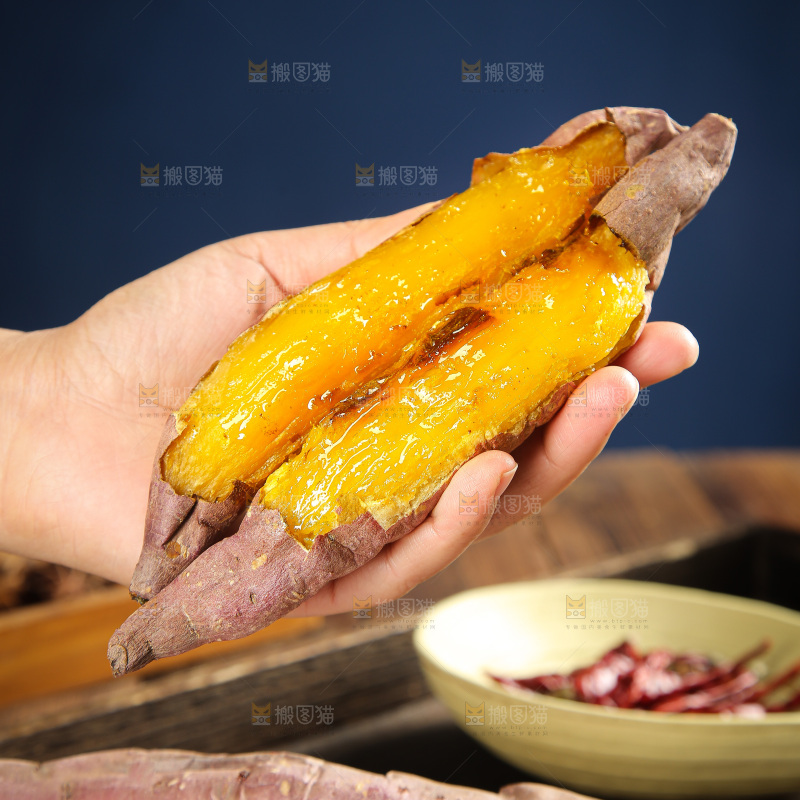 深底上的烤熟红瑶蜜薯