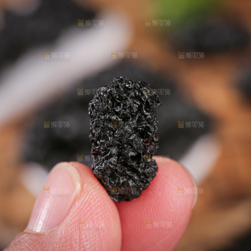 深底上的桑葚干
