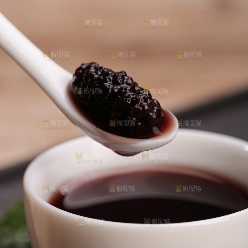 深底上的桑葚干