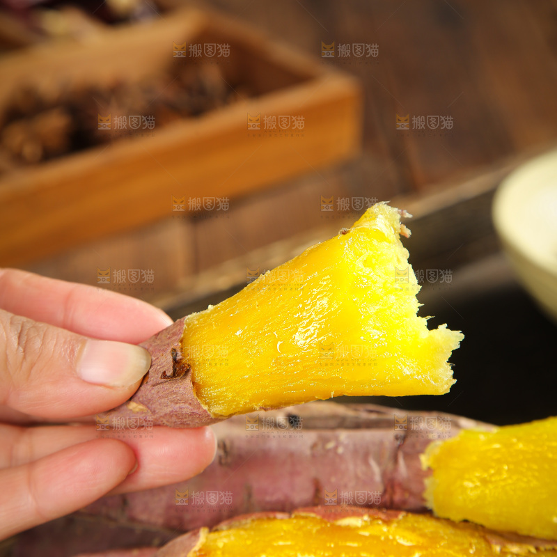 深底上的烤熟红瑶蜜薯