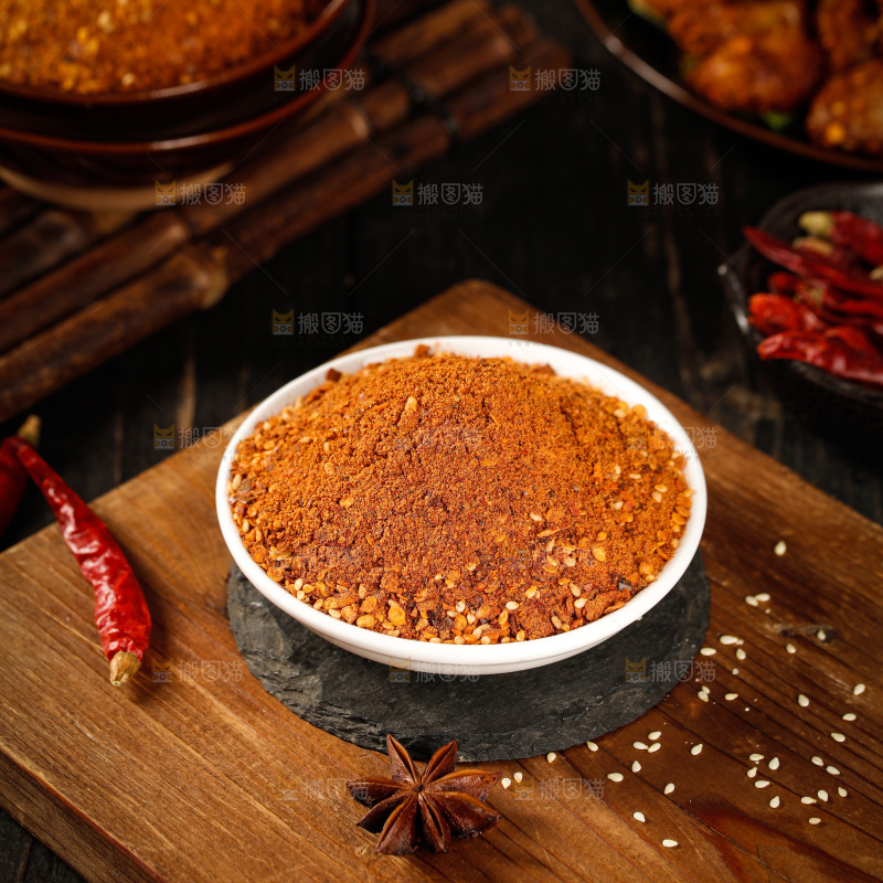 深底上的蘸料
